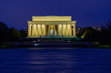 lincoln memorial at night