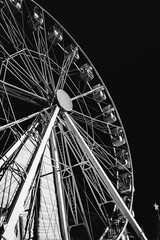 Atracciones de feria parque juegos puestos blanco y negro sol nostalgia