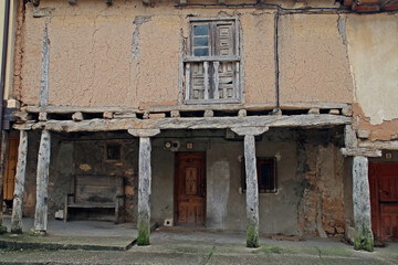 Fototapeta na wymiar Fachada de una vieja casa medieval en Peñaranda de Duero, Burgos, España.