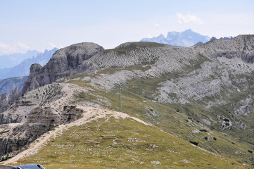Górska przełęcz w Dolomitach - obrazy, fototapety, plakaty