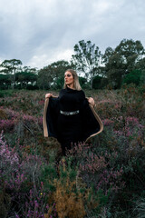 Chica rubia feliz en un bosque de otoño invierno al sur de españa vestida a la moda llamativa casual