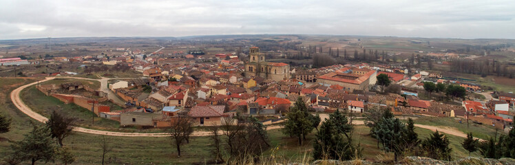 Fototapeta na wymiar Vista panorámica de Peñaranda de Duero vista desde el castillo donde se ve la antigua colegiata de Santa Ana entre los tejados de las casas. Burgos, España.