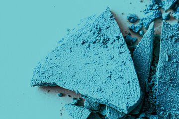 Blaues Lidschattenpulver als Make-up-Palettennahaufnahme, zerkleinerte Kosmetik und Schönheitstexturen
