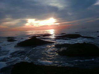 coucher de soleil derrière les roche