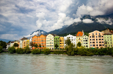 Bunte Häuserfassede am Fluss Inn in Innsbruck
