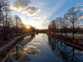 Abendlicht mit Wolken und blauem Himmel am Isarkanal, englischer Garten, München