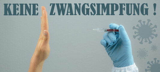 CORONAVIRUS COVID-19 / CORONA IMPFUNG: KEINE ZWANGSIMPFUNG, Arzt hält Spritze mit Corona Impfung...