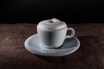 Taza de café con espuma y canela 
