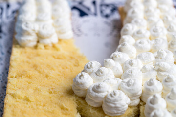 put cream on the sponge cake wit pastry bag