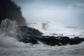 Obraz premium Waves breaking on the New Promenade of Donostia/San Sebastian, Spain