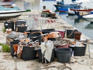 Contenitori in plastica dei pescatori al vecchio molo di Bari. Sud Italia