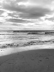 promenade sur une plage de la mer Méditerranée en France