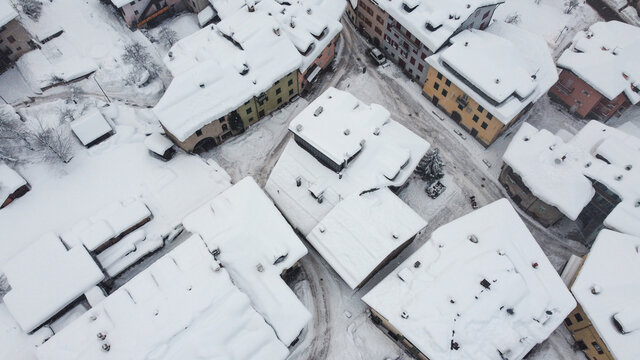 case tetti volo aereo foto aerea drone paese innevato ossana 