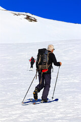 Fototapeta na wymiar Un homme pratique le ski de randonnée 
