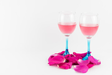 Celebración del día de san Valentín compartiendo una copa de vino y amor