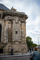 piétons et vélos au pied d'une cathédrale