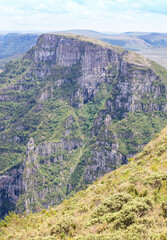 Paisagem com vale e montanha 
