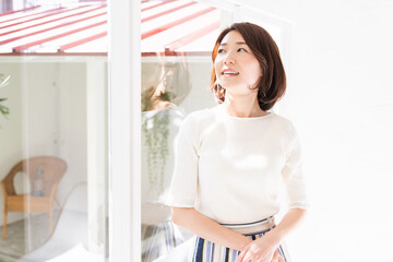 リラックスする女性