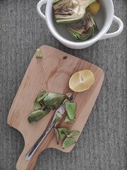 Cutting an artichoke at home