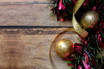 adornos de &aacute;rbol navidad y guirnalda