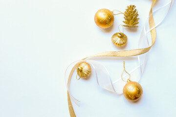 adornos navide&ntilde;os dorados sobre fondo blanco