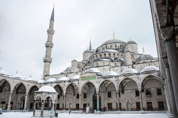 Fototapeta na wymiar The blue mosque (Sultanahmet mosque) in winter day with snow in Istanbul,Turkey.