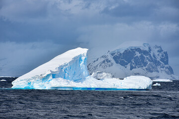 hielos a la deriva en la antartica /  drifting ice in the antarctic © Aaron