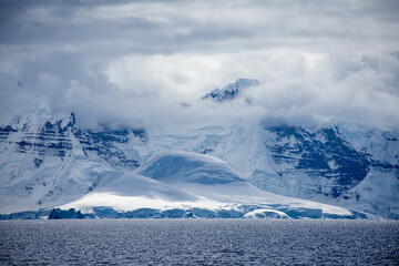 montañas antártica bajo las nubes 