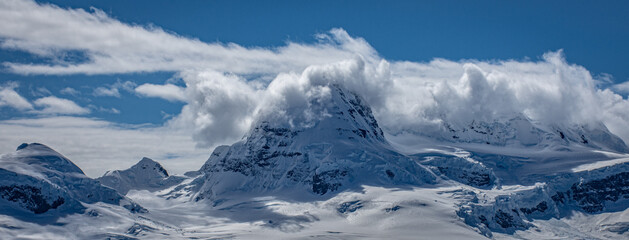 Fototapeta na wymiar montañas antártica bajo las nubes 