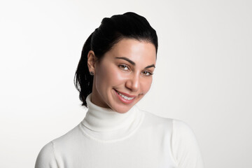 Modella sorridente su sfondo bianco