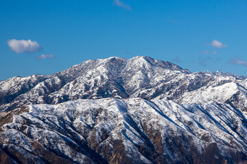 Fototapeta na wymiar First snowfall highlights the peaks of the San Gabriel mountains 