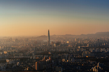 Fototapeta premium 산위에서 바라본 서울의 일몰