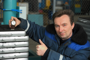 worker is happy with the measurements and shows thumbs up