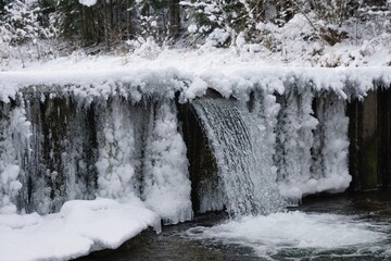 Gefrorener Wasserfall an einem Voralpen Bach 