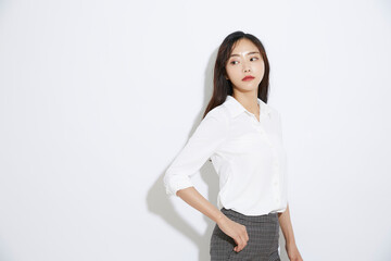 若い女性のスタイリッシュなビジネスポートレート