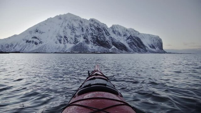 Canoa roja frente a paisaje invernal en Noruega, oc&eacute;ano &aacute;rtico