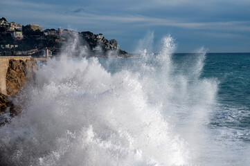 Naklejka na ściany i meble Mer déchaînée sur la pointe de Rabau-Capeù à Nice en hiver en France