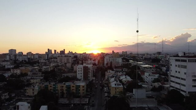 calles de santo domingo, vista aerea, paneo de los edificios, hermoso atardecer de la cuidad, zon urbanas