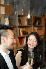 ヒゲの男性の話が楽しいので微笑む美しい日本人女性のズーム　縦　コピースペースあり