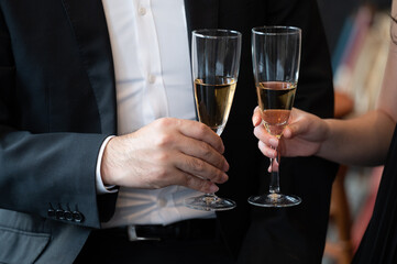 港区六本木の夜のお店にいそうなワインで乾杯するカップルの手元ズーム