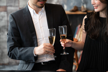 港区六本木の夜のお店にいそうな美しい若い女性と起業で成功していそうなヒゲの男性のカップル バストアップ1