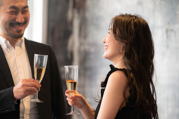 とても楽しいデートをしている若い美男美女のカップル3