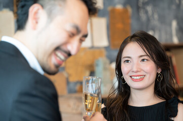 とても楽しいデートをしている若い美男美女のカップル2