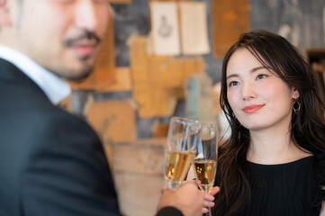女性の機嫌がよくなったので思わず振り返ってほっとした表情をバーテンに見せるヒゲの男性