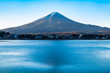 河口湖から眺める富士山　冬景