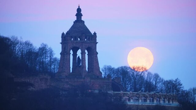 Timelapse of the moon setting behind the Kaiser Wilhelm Monument in Porta Westfalica