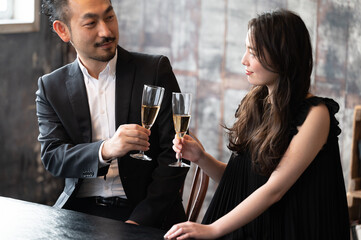 港区六本木の夜のお店にいそうな美しい若い女性と起業で成功していそうなヒゲの男性のカップル1