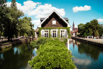 Obraz premium A beautiful house between two channels in Strasbourg's historic quarter 