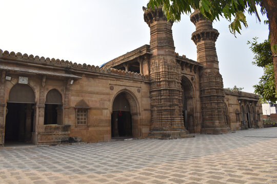 Left side view - Jhulta Minar in Ahmedabad is well known for its swaying minarets more commonly known as Jhulta Minar. Ahmedabad, Gujarat, India