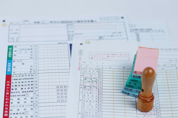 確定申告書を記入して納税の準備をする